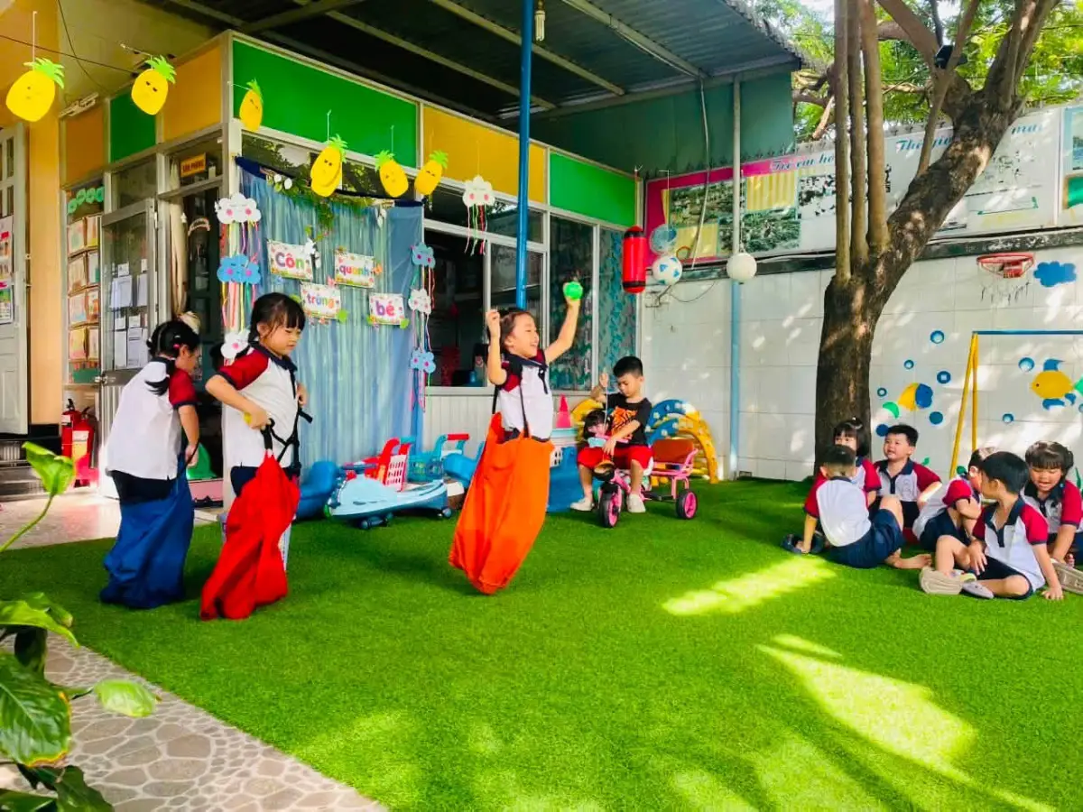 Các bạn lớp Voi Hồng ngồi cổ vũ bạn tham gia nhảy bao bố