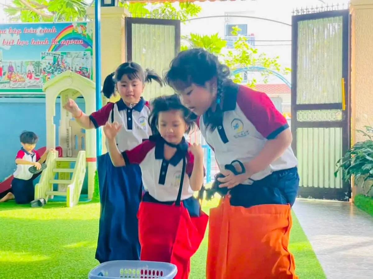 Nụ cười hào hứng của bé trong trò chơi nhảy bao bố
