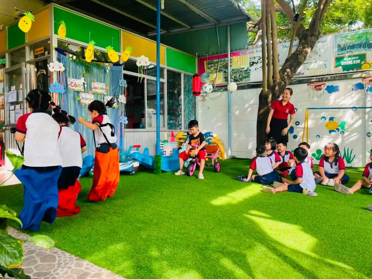 Khoảnh khắc vui nhộn của lớp Voi Hồng trong hoạt động ngoài trời