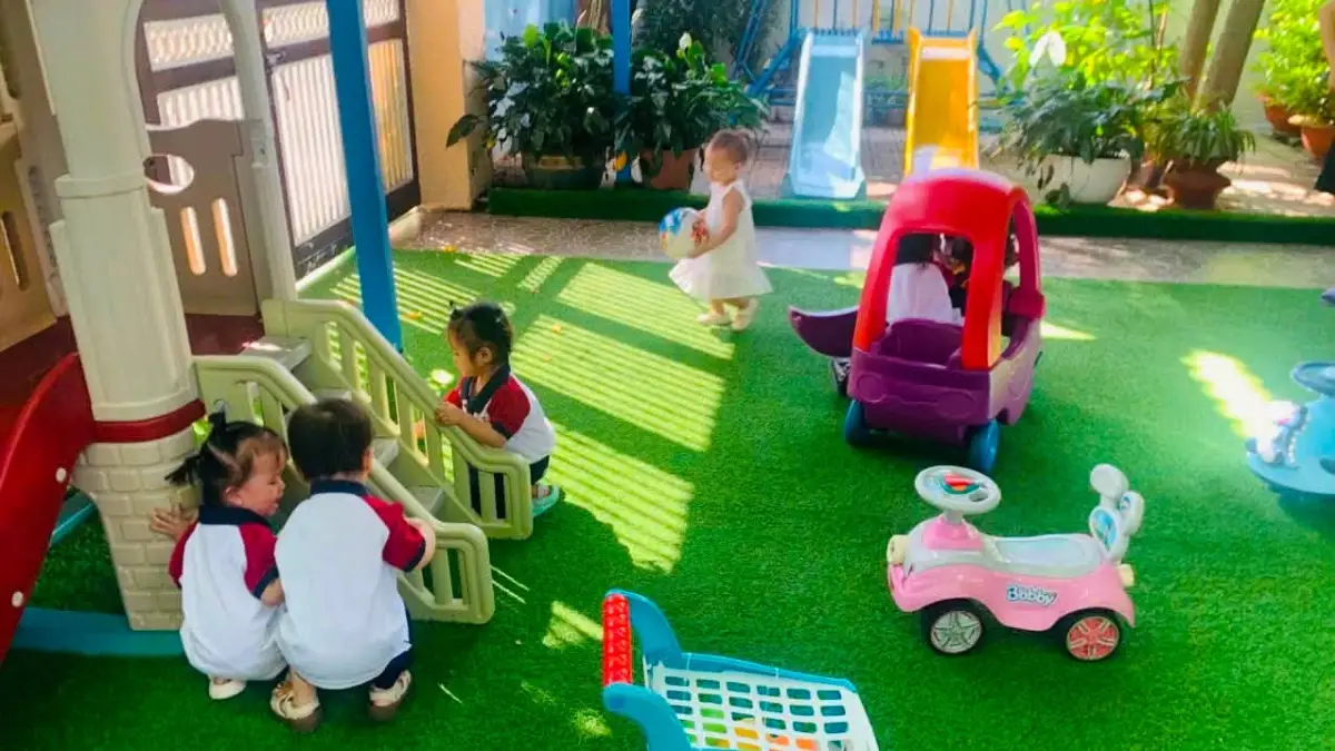 Các bé lớp Sóc Nâu vui chơi ngoài trời tại Mầm non Hoàng Kim